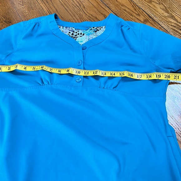 Dansko scrub top, aqua/teal size medium.  Short sleeves, pockets on side. - Picture 11 of 15